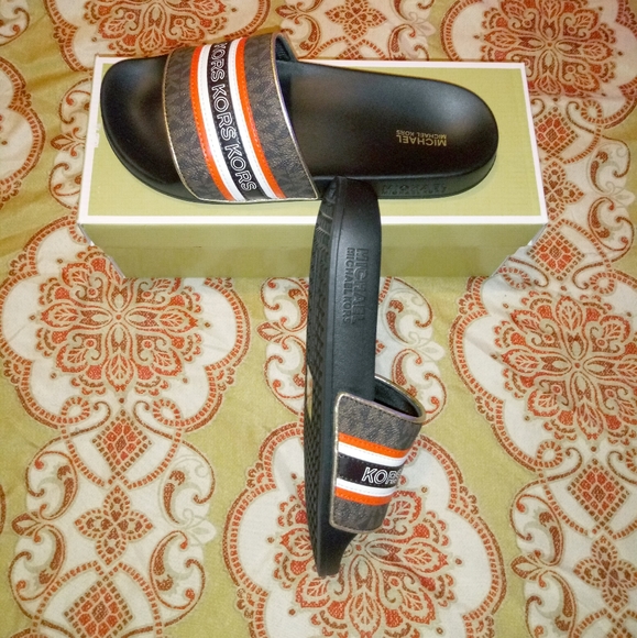 Michael Kors Gilmore Slides - Picture 9 of 10